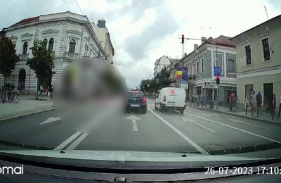 Miercuri, 26 iulie, un biciclist a lovit în plin mai mulți pietoni care traversau strada la intersecția Pieței Unirii cu strada Memorandumului