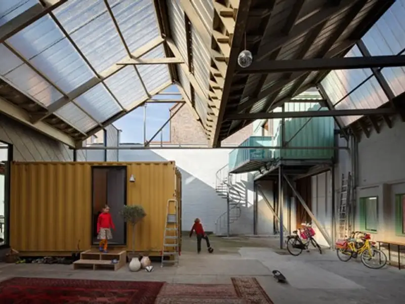 Bomastraat: Fost depozit belgian transformat in spatiu de locuit