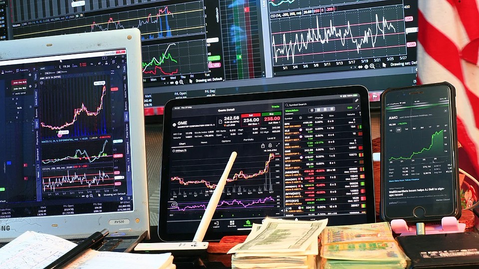 Bursa românească, în cădere liberă după noile măsuri fiscale anunțate de Bolojan