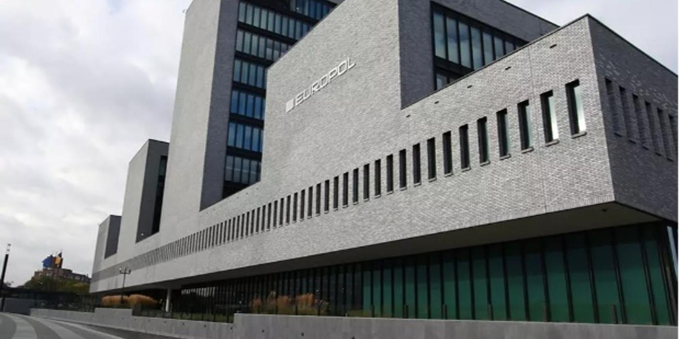 Aproape 300 de persoane au fost arestate în urma unei operaţiuni internaţionale de amploare vizând operaţiuni pe dark web. Poliţia a confiscat 51 de milioane de euro în numerar şi monedă virtuală, 850 de kilograme de droguri şi 117 arme de foc