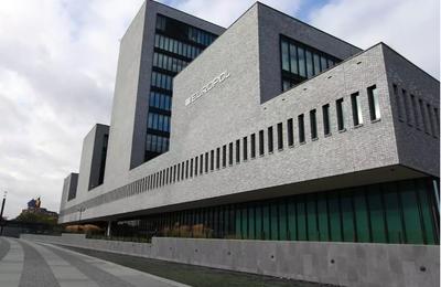 Aproape 300 de persoane au fost arestate în urma unei operaţiuni internaţionale de amploare vizând operaţiuni pe dark web. Poliţia a confiscat 51 de milioane de euro în numerar şi monedă virtuală, 850 de kilograme de droguri şi 117 arme de foc