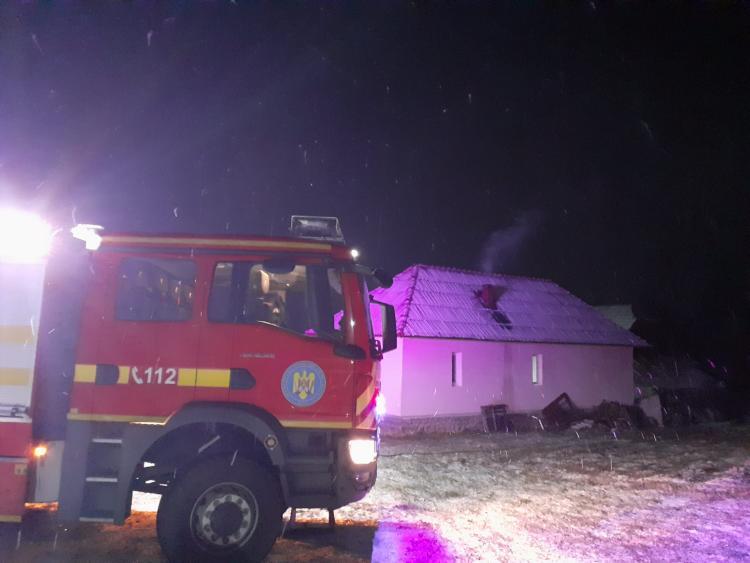 Un incendiu a izbucnit noaptea trecută într-o locuință din localitatea Morlaca, comuna Poieni