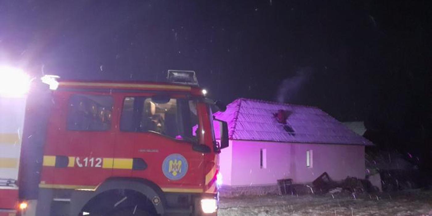Un incendiu a izbucnit noaptea trecută într-o locuință din localitatea Morlaca, comuna Poieni