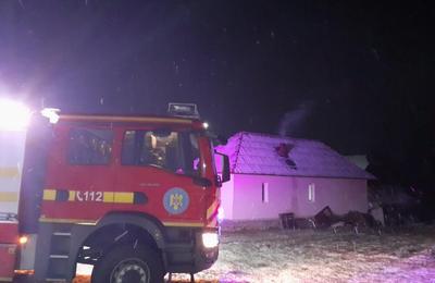 Un incendiu a izbucnit noaptea trecută într-o locuință din localitatea Morlaca, comuna Poieni