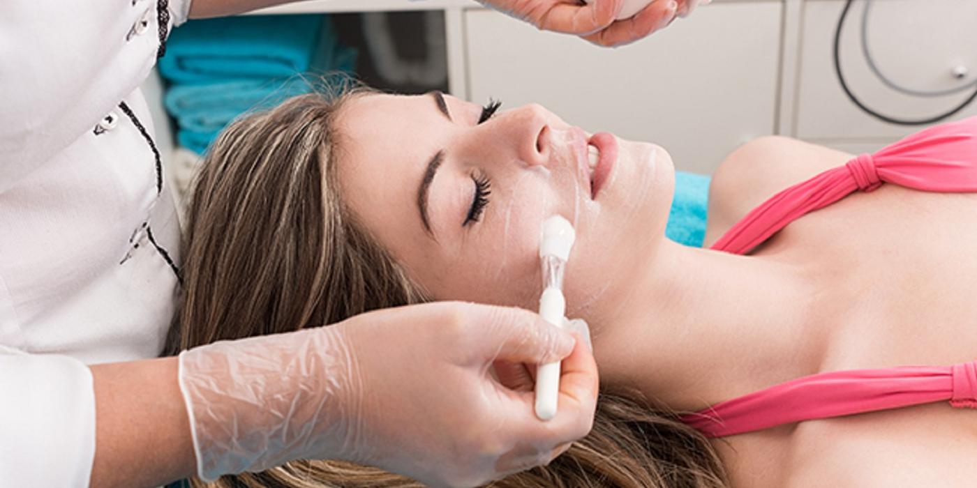 Peeling chimic facial: Ce este, ce efecte are și când se recomandă?