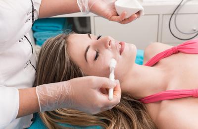 Peeling chimic facial: Ce este, ce efecte are și când se recomandă?