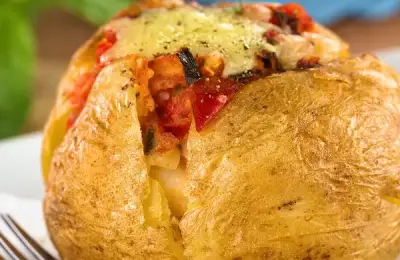 Cartofi copți umpluți. Rețeta clasică și varianta vegană, la fel de gustoasă