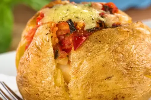 Cartofi copți umpluți. Rețeta clasică și varianta vegană, la fel de gustoasă