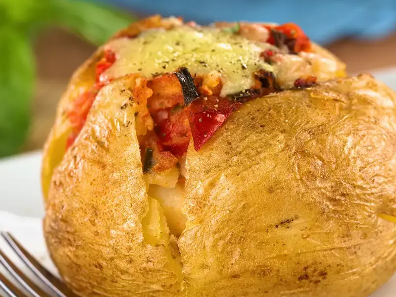 Cartofi copți umpluți. Rețeta clasică și varianta vegană, la fel de gustoasă