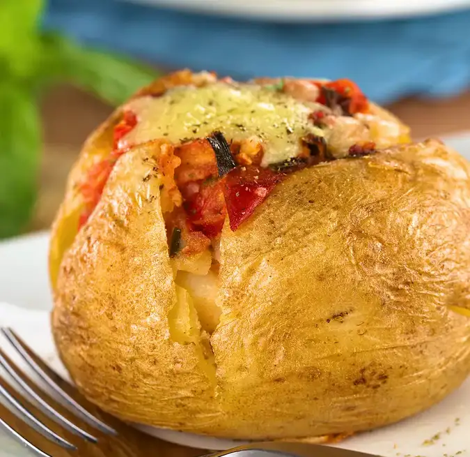 Cartofi copți umpluți. Rețeta clasică și varianta vegană, la fel de gustoasă