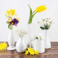 Vaze decorative și flori artificiale: Cum să adaugi prospețime în living?