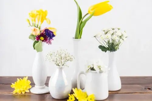 Vaze decorative și flori artificiale: Cum să adaugi prospețime în living?