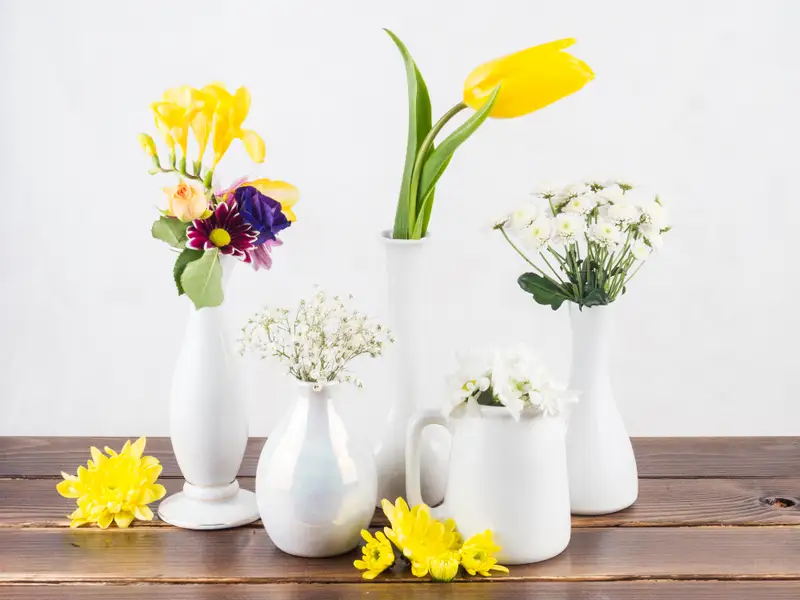 Vaze decorative și flori artificiale: Cum să adaugi prospețime în living?