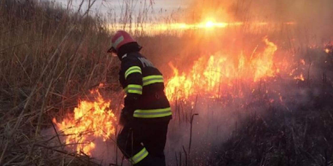 Un incendiu puternic a izbucnit aseară în Someșeni, în zona de stufăriș