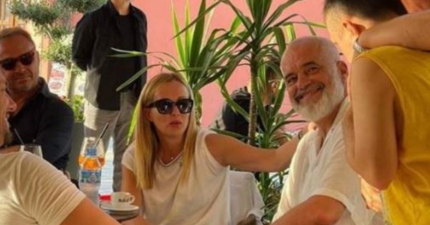 Ambasada Italiei în Albania plăteşte, din ordinul lui Meloni, după o discuţie cu Edi Rama, nota de 80 de euro lăsată neplătită de patru turişti italieni la un restaurant în oraşul albanez Berat. ”Plătiţi nota acestor idioţi, vă rog, şi faceţi un comunicat!”