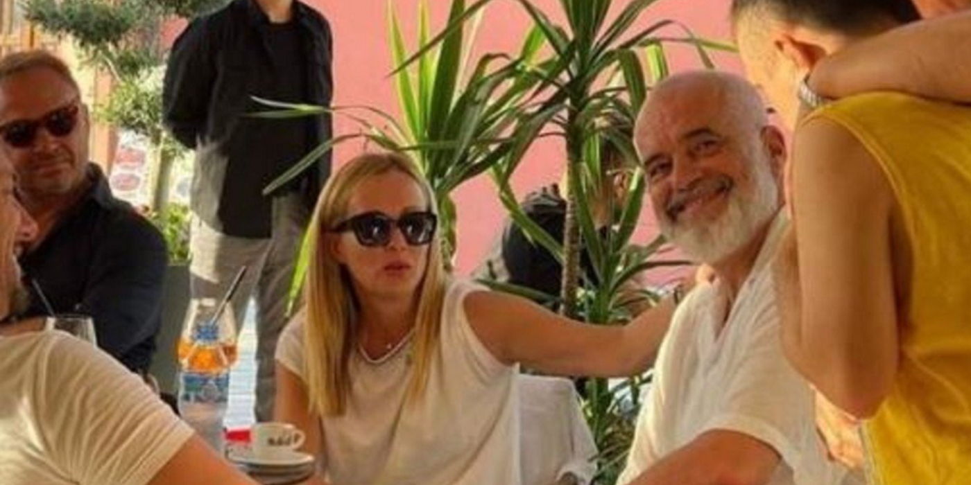 Ambasada Italiei în Albania plăteşte, din ordinul lui Meloni, după o discuţie cu Edi Rama, nota de 80 de euro lăsată neplătită de patru turişti italieni la un restaurant în oraşul albanez Berat. ”Plătiţi nota acestor idioţi, vă rog, şi faceţi un comunicat!”