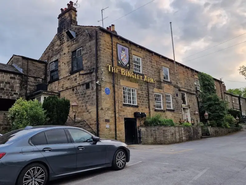 The Bingley Arms, 905 din Leeds, Marea Britanie: povestea amenajării și longevității