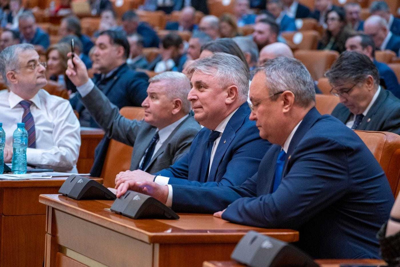 Ciucă, după aprobarea bugetului: Documentul, echilibrat, prioritatea către investiţii fiind completată cu grija faţă de categoriile vulnerabile / Dezbaterile, umbrite de scandalul creat de aleşii opoziţiei; nu s-au ridicat la nivelul dintr-o ţară europeană