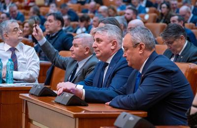 Ciucă, după aprobarea bugetului: Documentul, echilibrat, prioritatea către investiţii fiind completată cu grija faţă de categoriile vulnerabile / Dezbaterile, umbrite de scandalul creat de aleşii opoziţiei; nu s-au ridicat la nivelul dintr-o ţară europeană