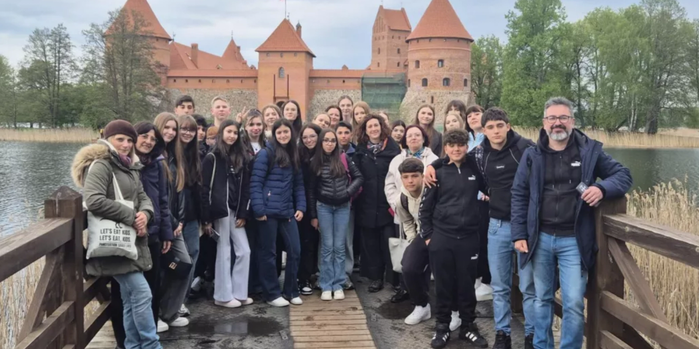 Experiență europeană la Vilnius: Elevii și profesorii Liceului „Traian” din Constanța, ambasadori ai educației moderne în Lituania