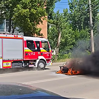 VIDEO | O mașină electrică s-a făcut scrum în centrul Iașiului. Flăcările au topit rapid plasticul, fibra de sticlă și materialele inflamabile din care era construit vehiculul