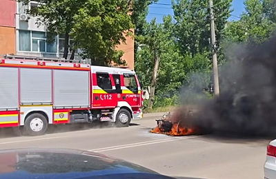 VIDEO | O mașină electrică s-a făcut scrum în centrul Iașiului. Flăcările au topit rapid plasticul, fibra de sticlă și materialele inflamabile din care era construit vehiculul
