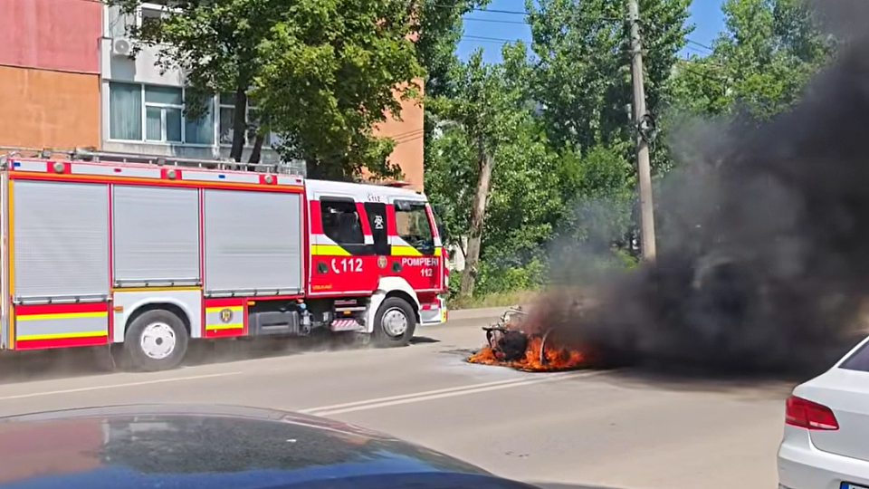 VIDEO | O mașină electrică s-a făcut scrum în centrul Iașiului. Flăcările au topit rapid plasticul, fibra de sticlă și materialele inflamabile din care era construit vehiculul