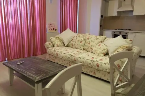 Doi tineri din Bucuresti si-au amenajat singuri apartamentul de 2 camere