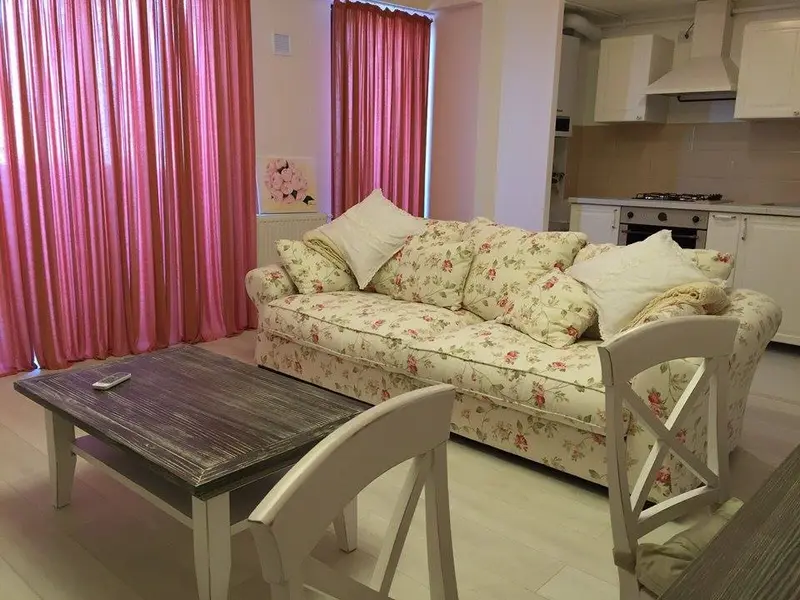 Doi tineri din Bucuresti si-au amenajat singuri apartamentul de 2 camere