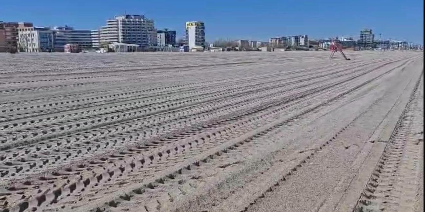Administraţia Bazinală de Apă Dobrogea Litoral anunţă că plajele sunt pregătite pentru sezonul estival / Lucrările au inclus igienizarea, strângerea scoicilor şi algelor, nivelarea nisipului