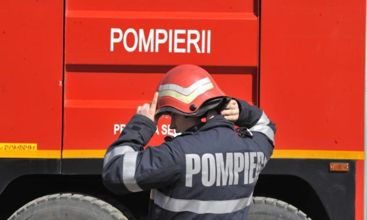 Un autoturism situat la parterul unui parking de pe strada Moților din Municipiul Cluj-Napoca, a luat foc în această dimineață