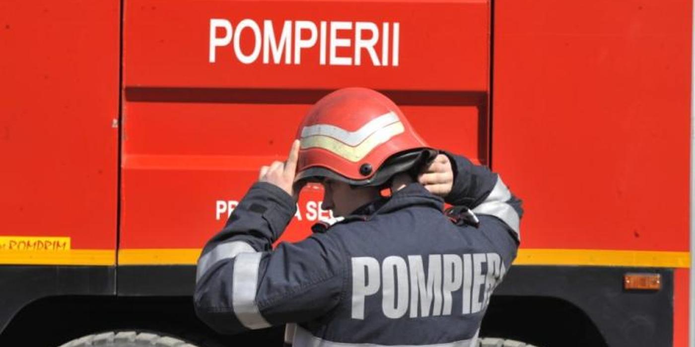 Un autoturism situat la parterul unui parking de pe strada Moților din Municipiul Cluj-Napoca, a luat foc în această dimineață