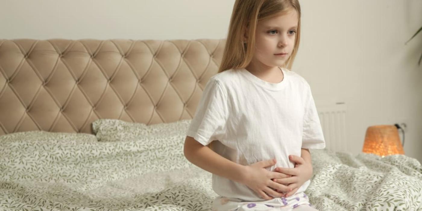 Copilul tău are dureri abdominale frecvente? Iată ce poate ascunde acest simptom