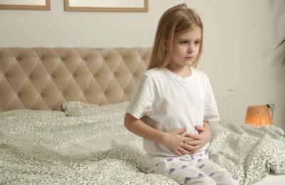 Copilul tău are dureri abdominale frecvente? Iată ce poate ascunde acest simptom