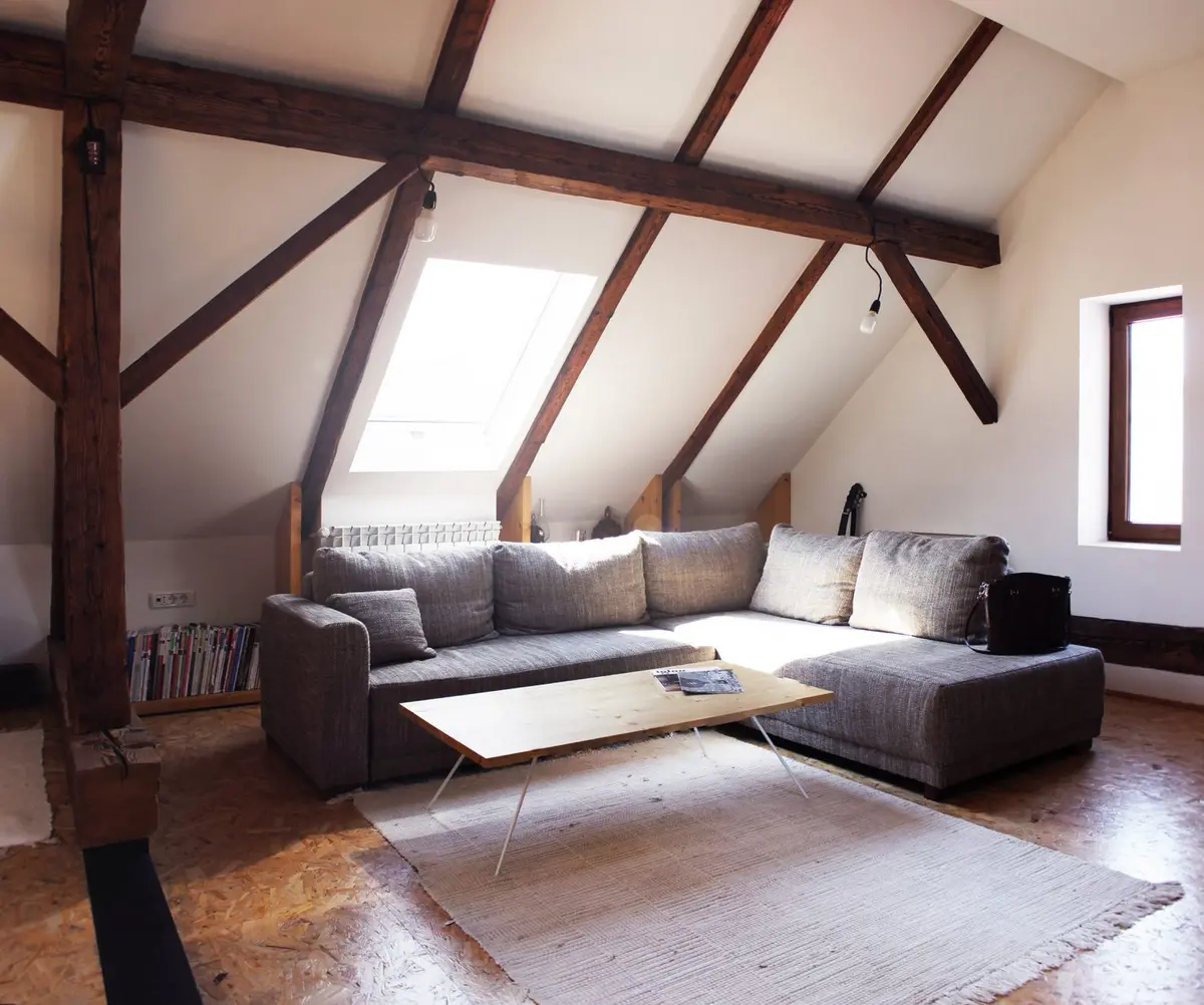 Transformarea unui pod vechi intr-un spatiu de locuit contemporan. Poze inainte si dupa