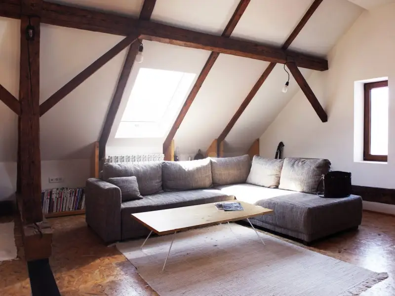 Transformarea unui pod vechi intr-un spatiu de locuit contemporan. Poze inainte si dupa