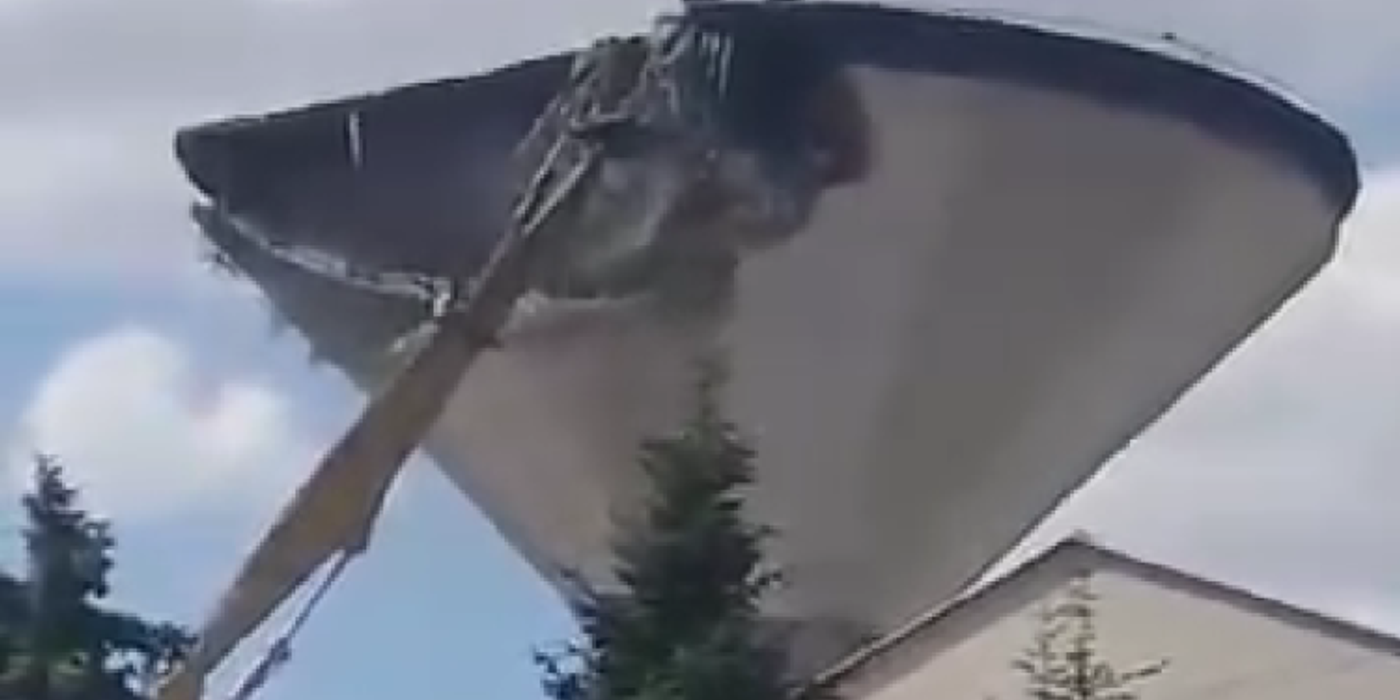 Ieri, 18 iunie, au început lucrările de demolare a vechiului turn de apă de pe platforma industrială Carbochim