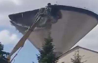 Ieri, 18 iunie, au început lucrările de demolare a vechiului turn de apă de pe platforma industrială Carbochim