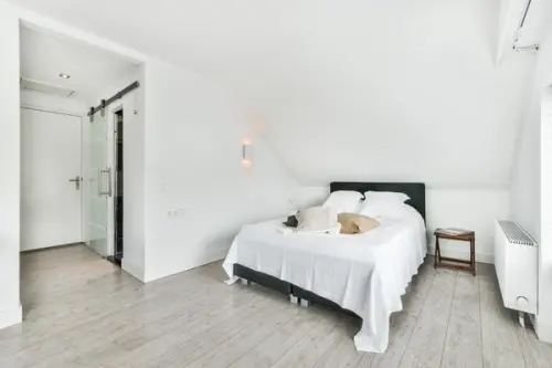 Alegerea paletei cromatice potrivite: Culorile deschise și neutre pot face ca un dormitor mic să pară mai spațios și luminos.