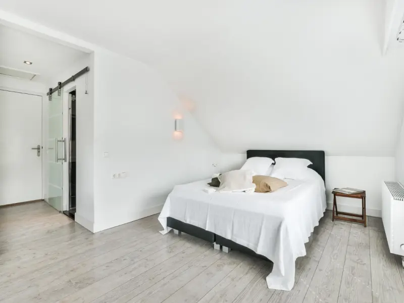 Alegerea paletei cromatice potrivite: Culorile deschise și neutre pot face ca un dormitor mic să pară mai spațios și luminos.