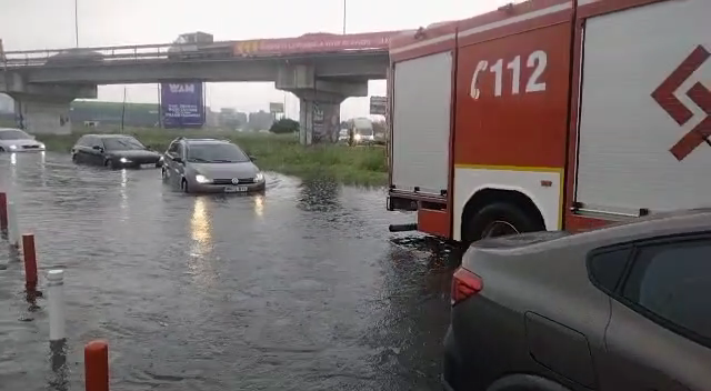 O ploaie torențială de câteva zeci de minute, a inundat străzile Clujului