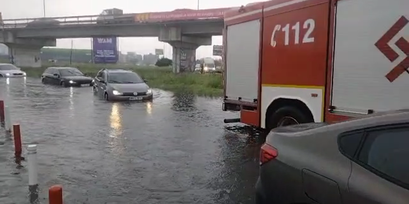 O ploaie torențială de câteva zeci de minute, a inundat străzile Clujului