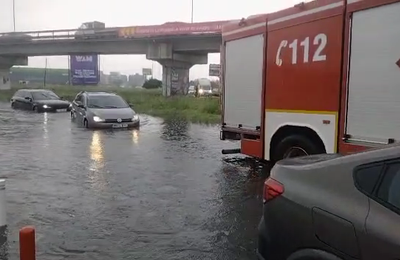 O ploaie torențială de câteva zeci de minute, a inundat străzile Clujului