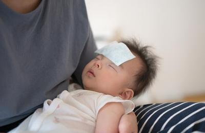 Ce să faci când bebelușul face febră după vaccinare