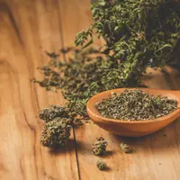 De la frunză la pungă: procesul de producție a tutunului vrac