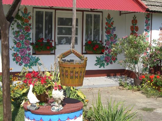 Cel mai frumos sat din lume: Zalipie, satul din Polonia pictat in intregime!