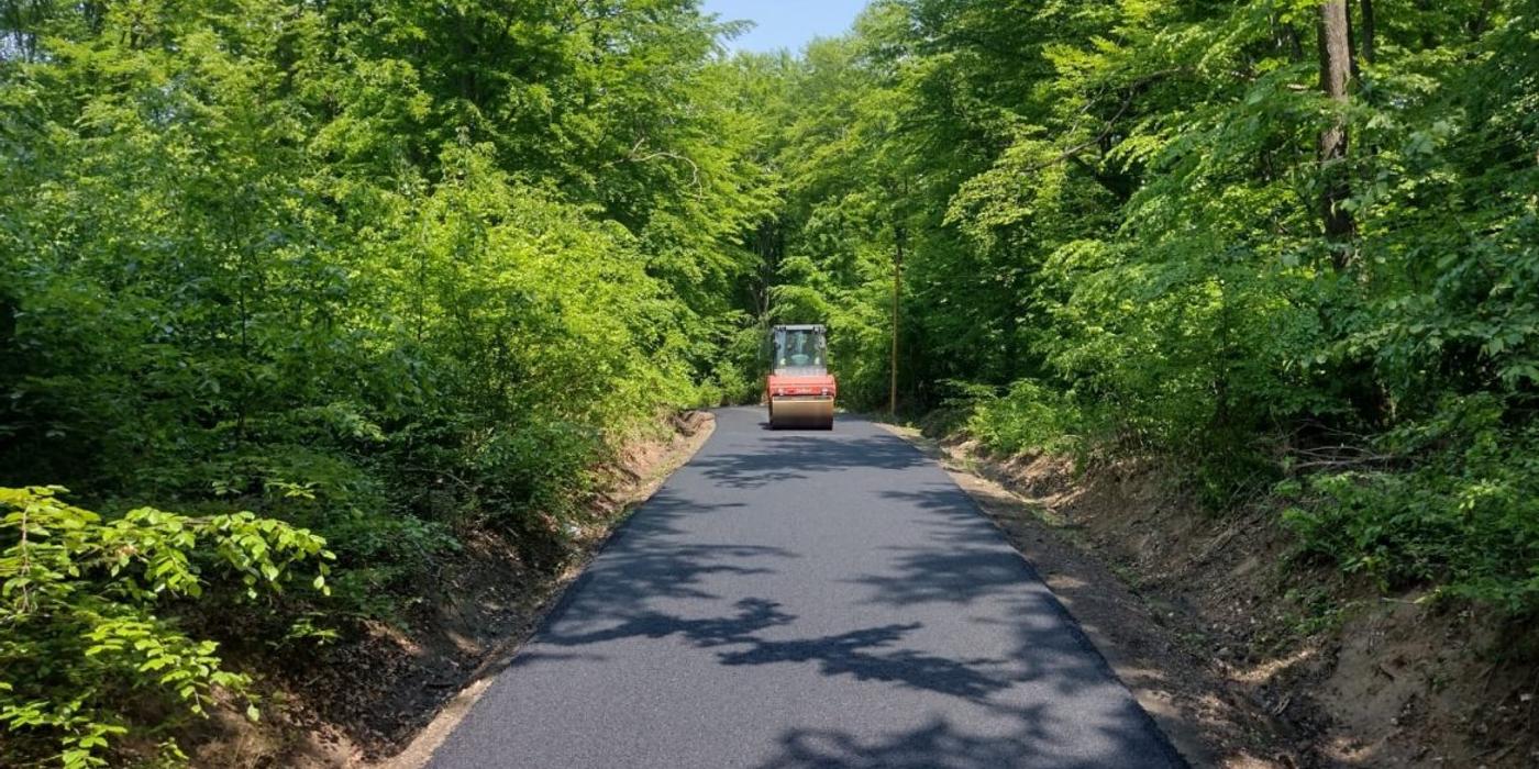 A fost finalizată asfaltarea unui nou drum județean