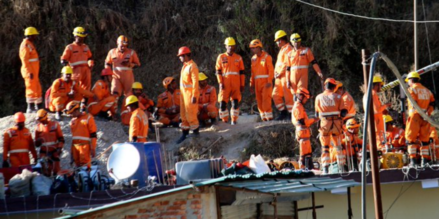 Un nou obstacol, la doar nouă metri de cei 41 de muncitori blocaţi de două săptămâni într-un tunel surpat în India