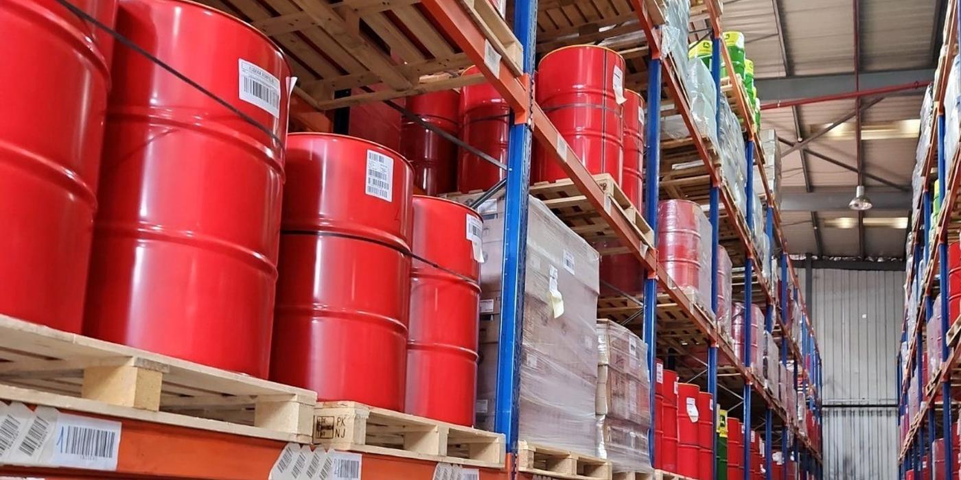 Firmă din Bucureşti care importa şi comercializa substanţe chimice fără a deţine autorizaţiile de mediu necesare, amendată / Comisarii Gărzii de Mediu au găsit detergenti de uz casnic şi 750.000 litri de uleiuri şi lubrifianţi de motor