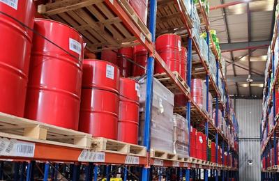 Firmă din Bucureşti care importa şi comercializa substanţe chimice fără a deţine autorizaţiile de mediu necesare, amendată / Comisarii Gărzii de Mediu au găsit detergenti de uz casnic şi 750.000 litri de uleiuri şi lubrifianţi de motor